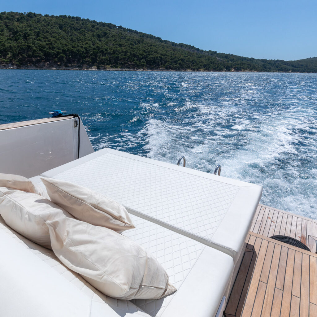 Seayou luxury cabin boat cruising