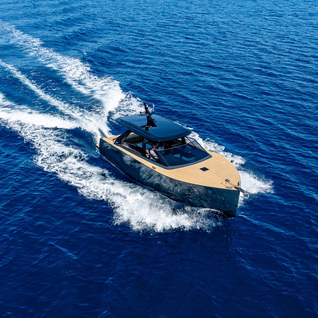 Luxury boat charter Colnago 38 anthracite